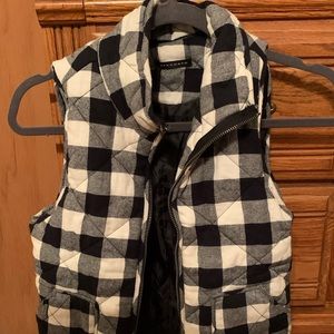 Women’s buffalo check vest... cream and black